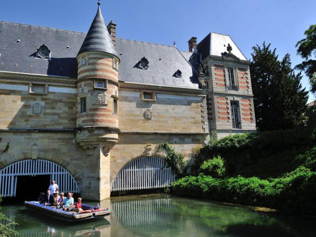 Balade En Barque Eaudyssee Chateau Du Marche © David Billy