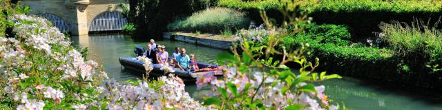 Balade En Barque Eaudyssee Printemps Fleurs Chateau Du Marche © David Billy