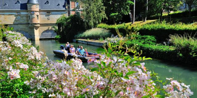 Balade En Barque Eaudyssee Printemps Fleurs Chateau Du Marche © David Billy