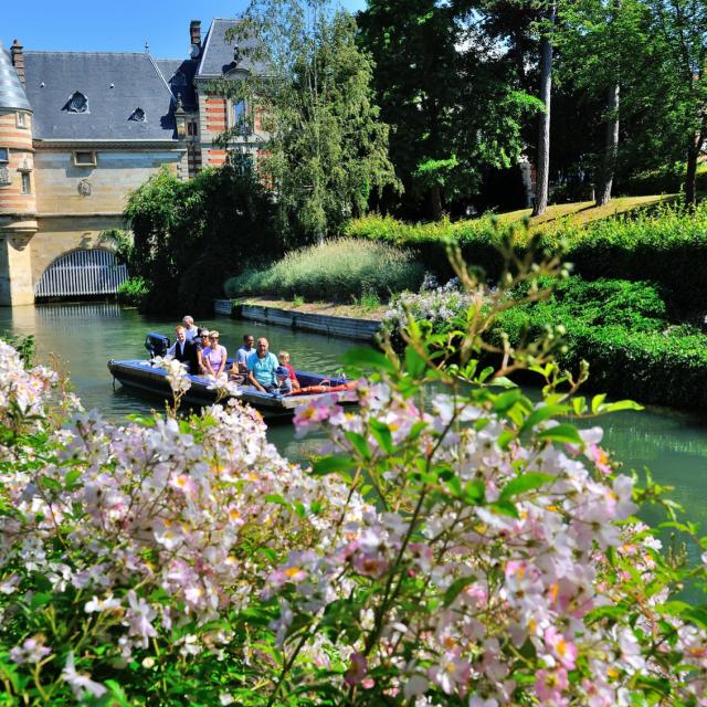 Balade En Barque Eaudyssee Printemps Fleurs Chateau Du Marche © David Billy