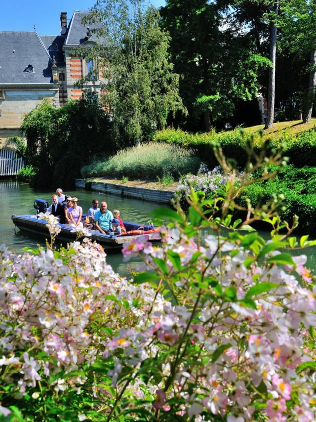 Balade En Barque Eaudyssee Printemps Fleurs Chateau Du Marche © David Billy