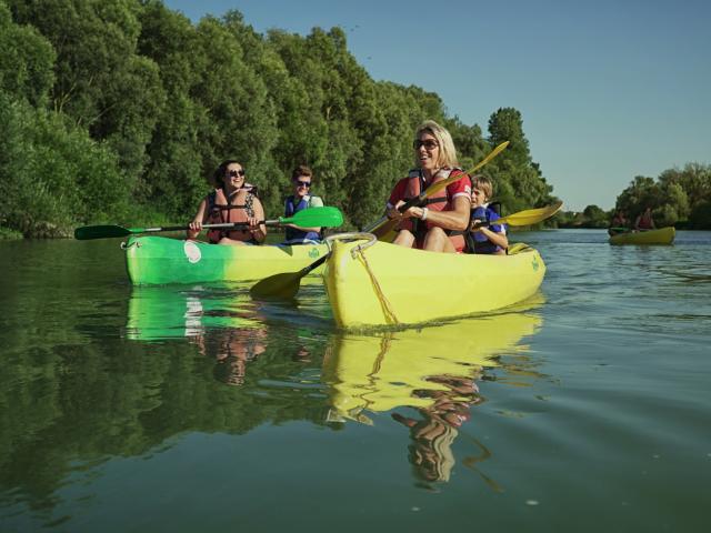 Balade En Canoe La Marne Chalons Pelles Chalonnaises Famille © Marat Anaev