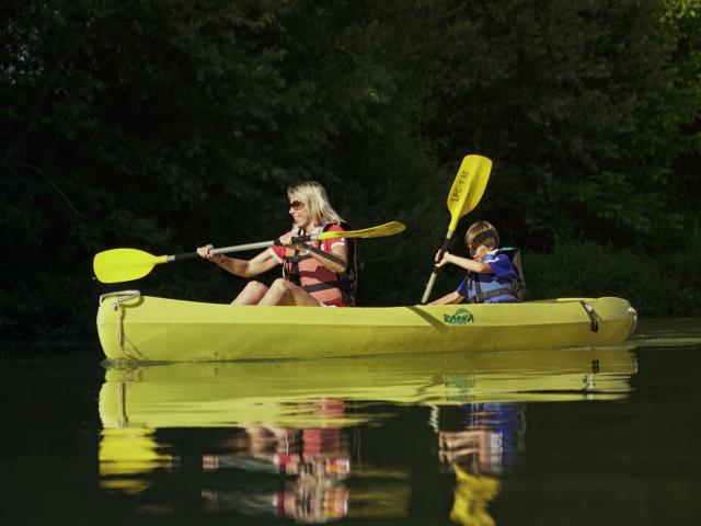 Balade En Canoe Sur La Marne Chalons Pelles Chalonnaises Couple © Marat Anaev