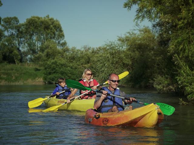 Balade En Canoe Sur La Marne Chalons Pelles Chalonnaises © Marat Anaev