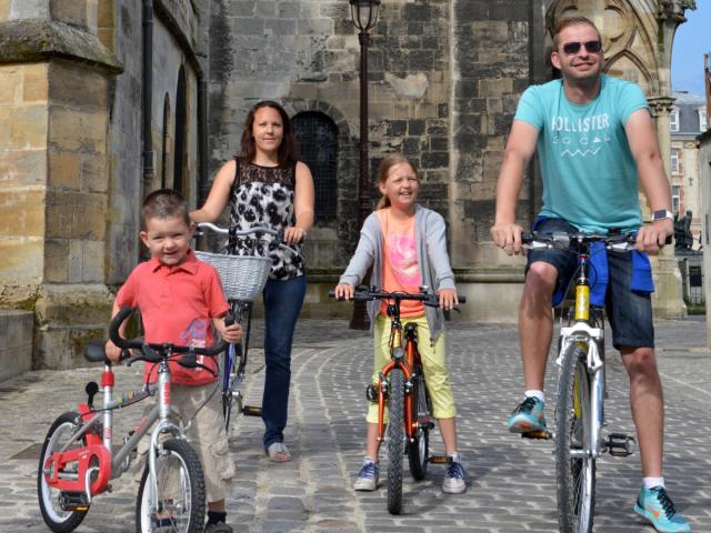 Balade En Famille Velo Cathedrale Chalons En Champagne © Christophe Manquillet