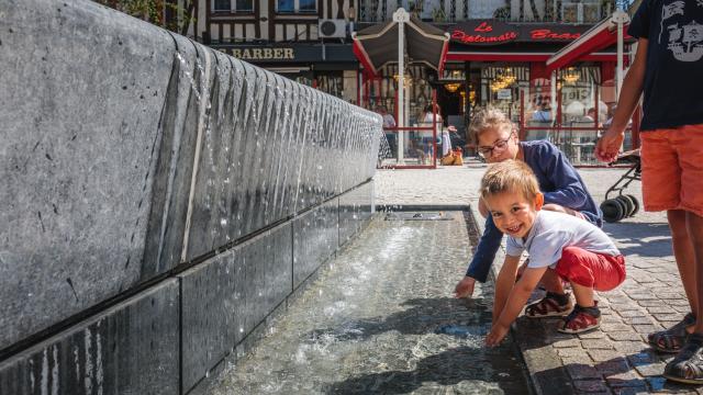 Place De La Republique Enfants Fontaine Eau © Teddy Picaude