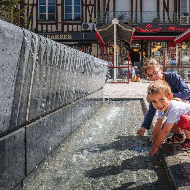 Place De La Republique Enfants Fontaine Eau © Teddy Picaude