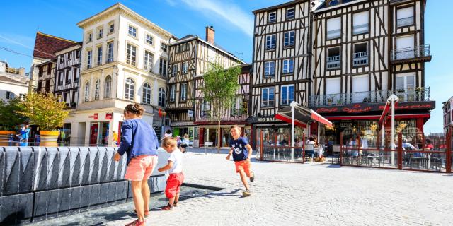 Place De La Republique Enfants Fontaine © Teddy Picaude