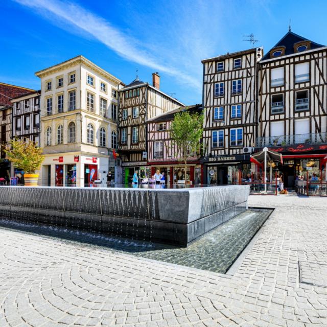 Place De La Republique Pan De Bois Fontaine © Teddy Picaude